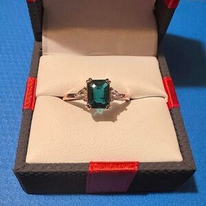 JTV Emerald Green Ring with Silver Details